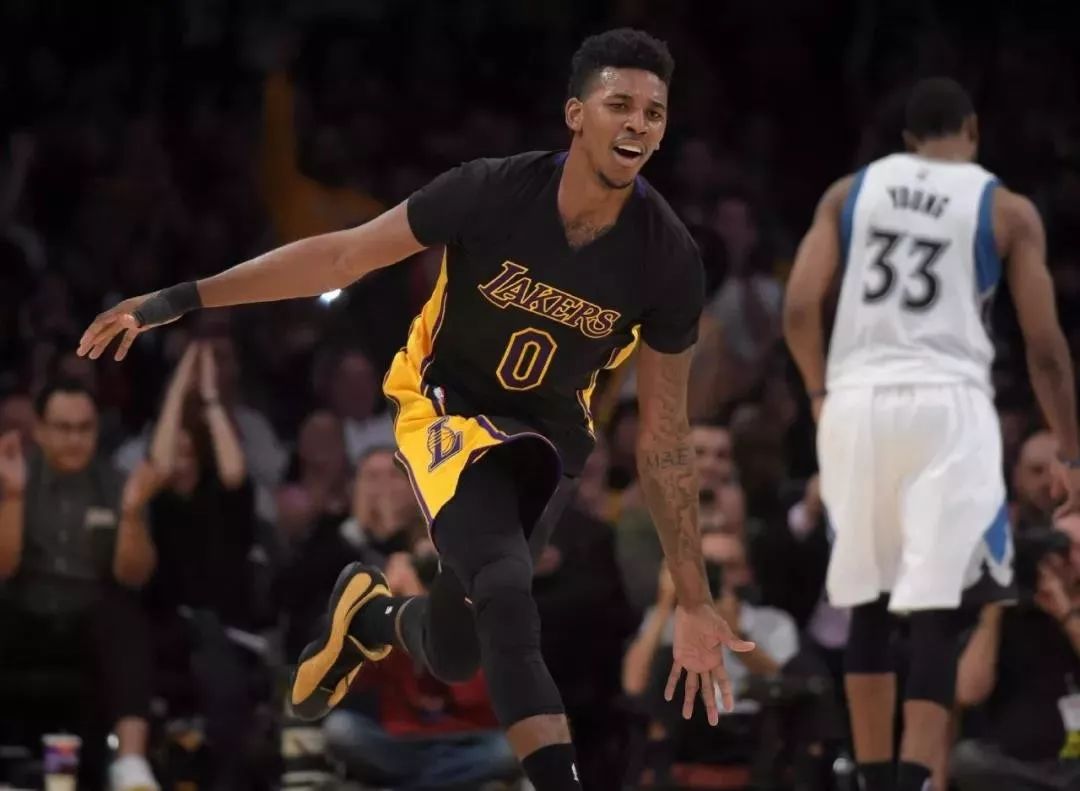 山东后场展最强模式！高诗岩统治决胜期，谢智杰于德豪攻守一体（山东后场火力全开！高诗岩统治末节决胜，谢智杰、于德豪攻防俱佳）