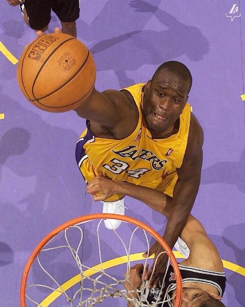 内马尔时隔3年半再度上演帽子戏法，助球队赢下保级关键战（内马尔三年半后再现帽子戏法，助力球队拿下保级关键一战）