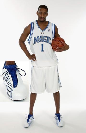 张镇麟上海首秀出战7分钟，3中3得到6分（张镇麟上海首秀仅出战7分钟，三投全中拿下6分）