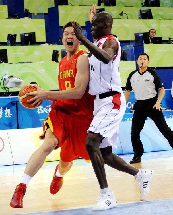 意媒：库普梅纳斯转型中卫表现亮眼，尤文中场补强成当务之急（意媒：库普梅纳斯客串中卫抢眼，尤文中场引援迫在眉睫）