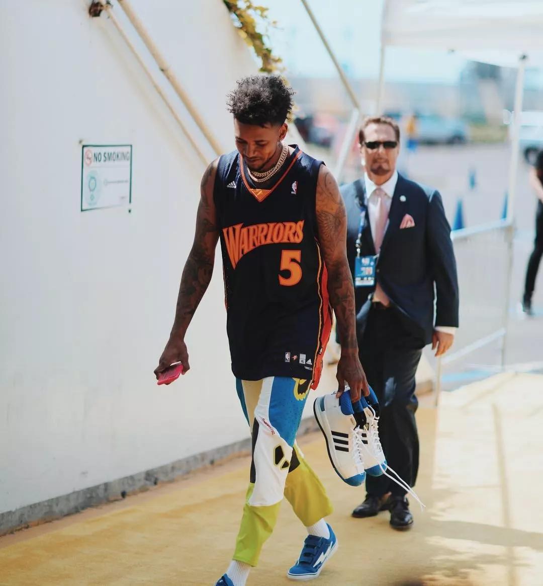 有人跪地不起，有人仰天怒吼（有人屈膝不起，有人仰天长啸）