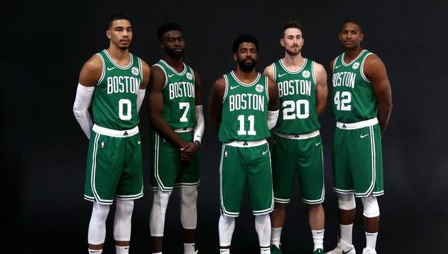 极致空气动力学 1997年迈凯伦梅赛德斯F1车队的Actros 2557运输车（空气动力学巅峰：1997年迈凯伦-梅赛德斯F1车队Actros 2557运输车）