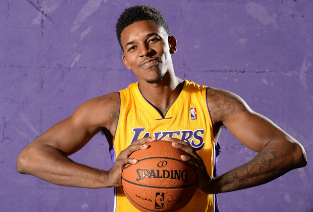 翻修球场，“连滚带爬”为的是“从从容容”（翻修球场，今日的“连滚带爬”只为明日的“从容不迫”）