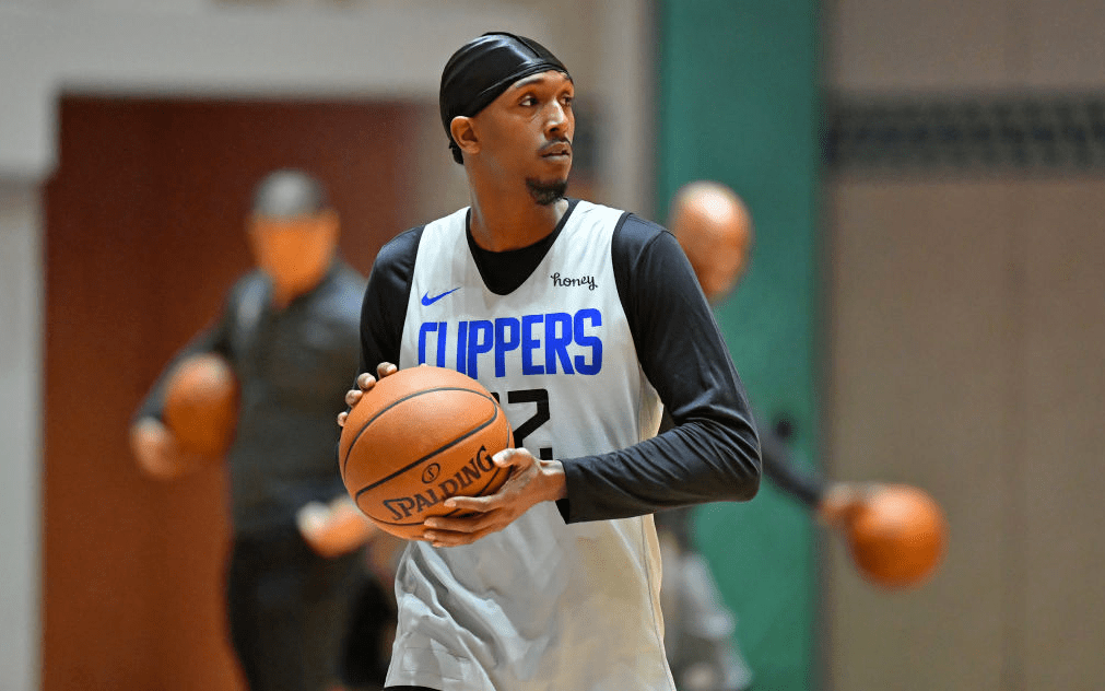 理性追星，新鹏城vs成都赛后有球迷跳下看台与韦世豪合影（理性追星：新鹏城对成都赛后球迷翻越看台与韦世豪合影）